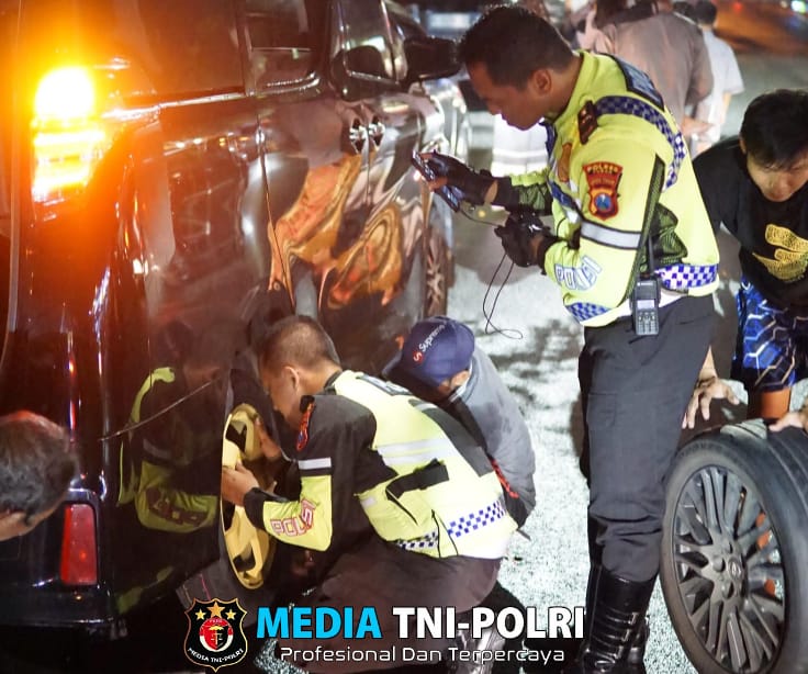 Sigap Polantas Polres Tuban Bantu Pemudik yang Alami Pecah Ban Tuai Pujian