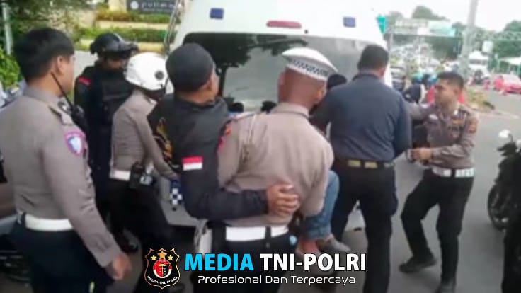 Aksi Heroik Polisi Tangani Kecelakaan saat Macet Parah di Puncak