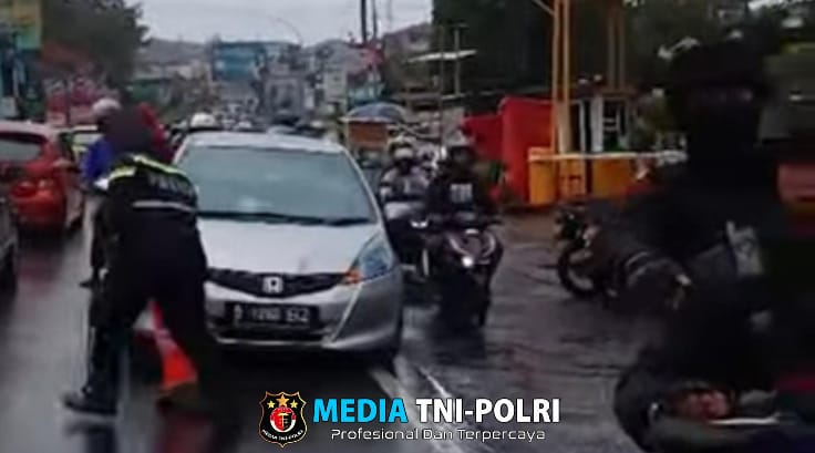Ibu Hendak Melahirkan Terjebak One Way Puncak Bogor, Polisi Bantu Kawal