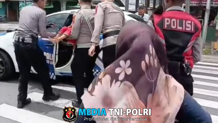 Respons Cepat Polisi Tembus Lalin Padat-Kawal Bocah Kejang ke RS di Sumedang