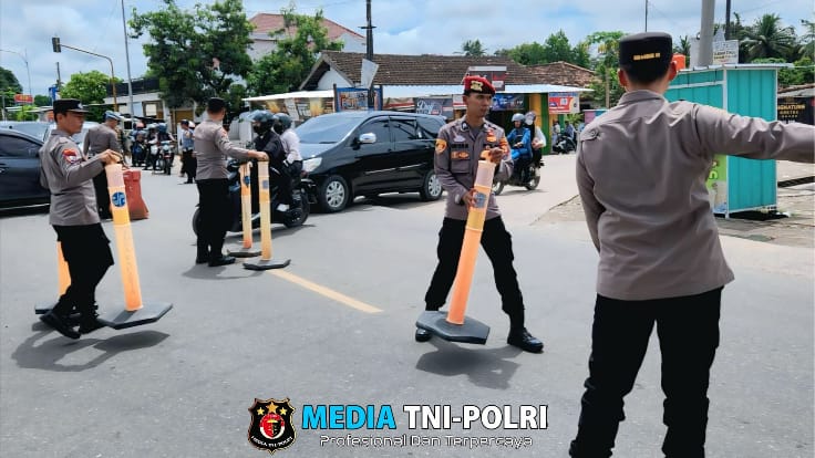 Arus Balik Mulai Padat, Pospam Simpang Wates Polres Lampung Tengah Pasang Water Barrier dan Tolo-tolo