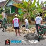 Babinsa Gotong Royong Bangun Talud Penahan Jalan