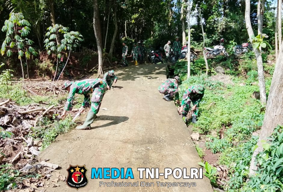 Babinsa Mojosongo Bersihkan Lingkungan di Desa Metuk