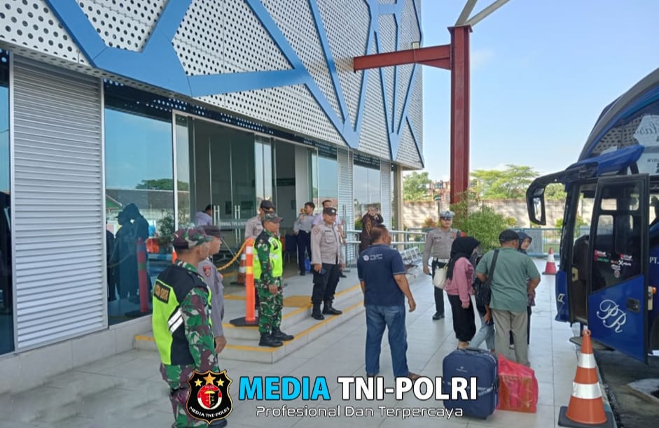 Optimalkan Sinergitas Tni Dan Polri, Sertu Salekan Babinsa Koramil Sananwetan Perkuat Pos Pam Lebaran Diterminal Patria