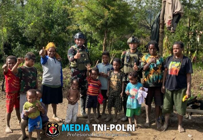 Satgas TNI Bagikan Pakaian dan Berdialog dengan Warga