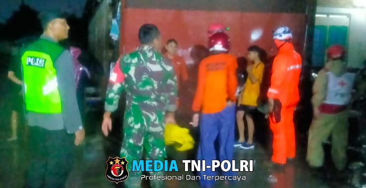 Koramil Ngemplak Bantu Evakuasi Korban Banjir di Desa Sawahan Boyolali