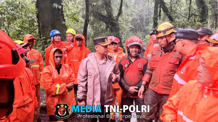Gotong Royong Polisi Bersama TNI dan BPBD Tangani Longsor di Pacet Mojokerto