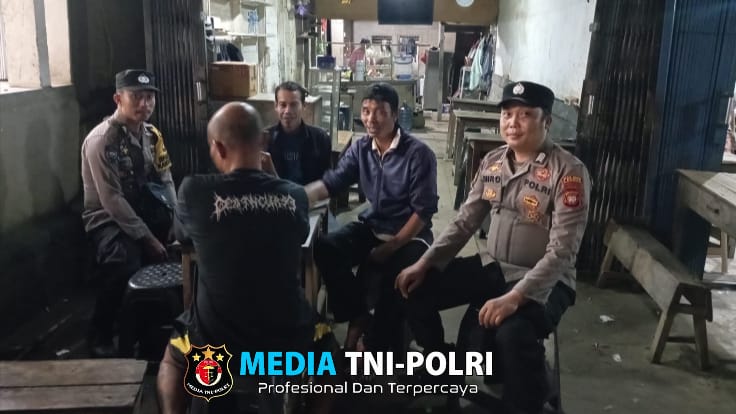Memberikan Imbauan Saat Samapta Polsek Menyuke Laksanakan Patroli Malam