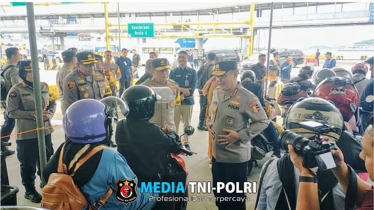 Kabaharkam Polri Sambangi Pemudik di Bakauheni, Imbau Waspada di Perjalanan