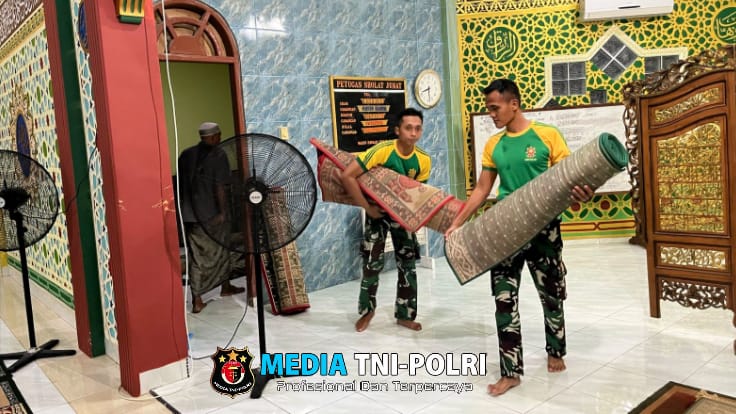 Kebersamaan Satgas Pamtas Yonarmed 11 Kostrad dan Warga Wujudkan Kebersihan Tempat Ibadah di Perbatasan