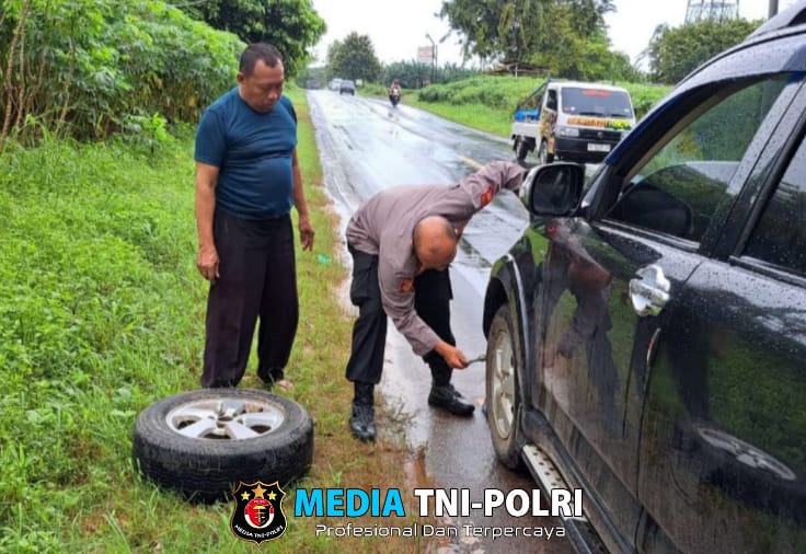 Respon Cepat Patroli Penebalan Polres Lampung Tengah, Bantu Kendaraan Pemudik yang Alami Pecah Ban