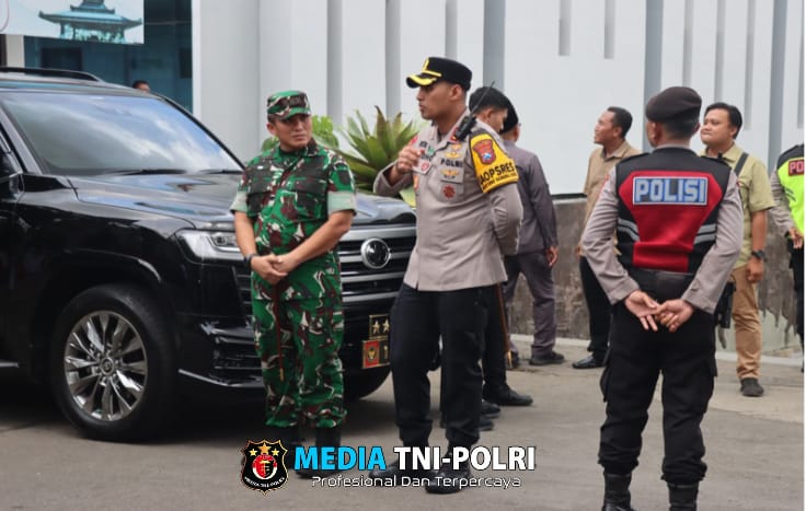 Sinergitas TNI-POLRI Amankan Kunjungan Presiden RI Ke -5 di Blitar