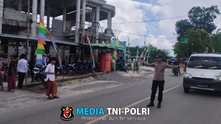 Polsek Mandor Amankan Sholat Jumat di Masjid Baitul Jama’iyah Desa Mandor
