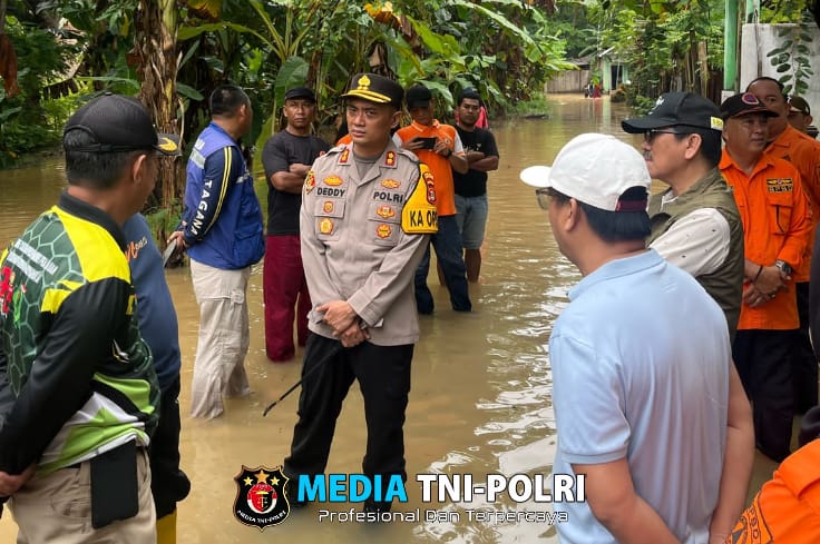 Respon Cepat, Kapolres Lampung Utara Bersama Bupati Kunjungi Lokasi Banjir di Kecamatan Kotabumi