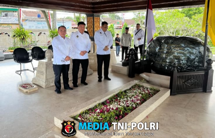 Pantau Arus Balik Lebaran di Jatim, Menko Polkam Sempatkan Ziarah ke Makam Bung Karno
