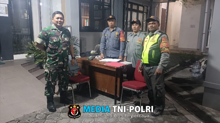 Ciptakan Kenyamanan & m Kondusifitas Wilayah, Piket Koramil 03/Serengan Patroli Malam