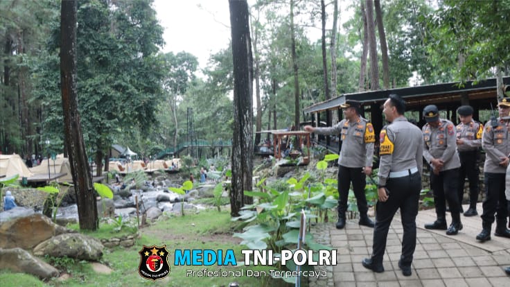 Libur Lebaran, Kapolres Pantau Wisata Jolotundo Pastikan Keamanan Pengunjung