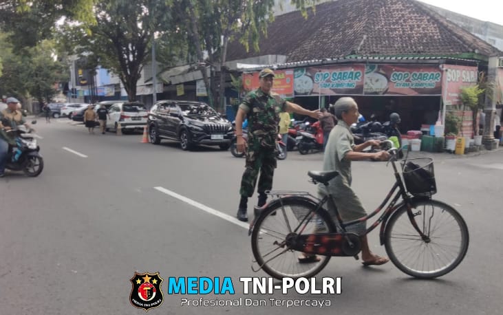 Wujudkan Ibadah Aman, Pelda Yudhi Amankan Ibadah Minggu Pagi di Gereja Joyodiningratan