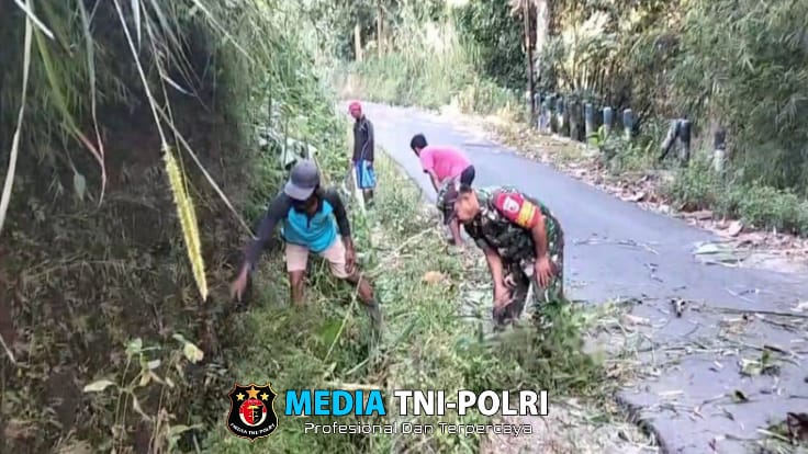 Minggu Bersih, Babinsa Ngadirenggo Bersama Warga Gotong Royong Bersihkan Lingkungan