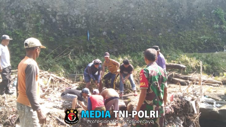 Koramil Sawit dan Warga Gotong Royong Bersihkan Sungai di Desa Jatirejo