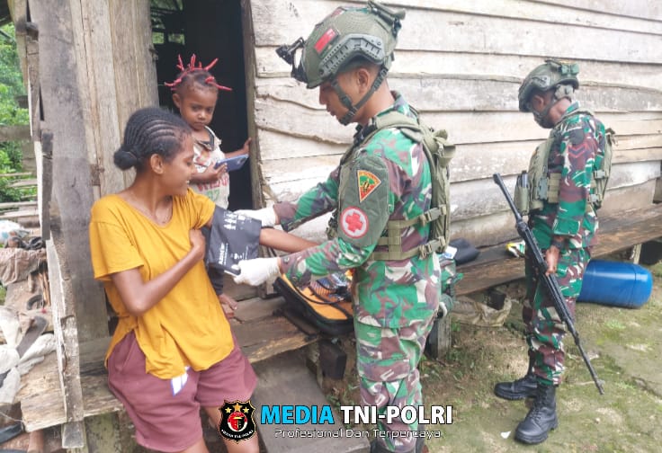 Satgas Yonif 762/VYS Lakukan Pelayanan Kesehatan Keliling Untuk Warga Kampung Subin