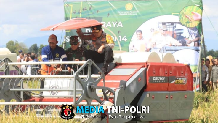 Kapolres Lampung Tengah Dampingi Wakapolda Lampung Hadiri Panen Raya Padi Serentak di Trimurjo