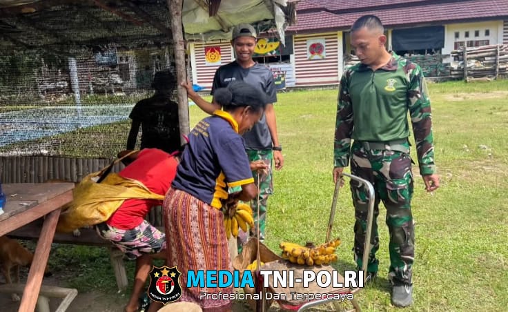 Hangatkan Suasana Lebaran, Prajurit Yonif 501 Kostrad Bagikan Ketupat dan Opor Ayam Gratis di Kampung Imsun