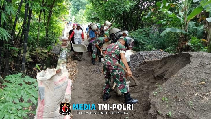 Babinsa Lakukan Pengecoran Secara Gotong Royong Untuk Mempermudah Akses Jalan