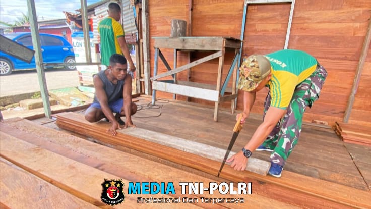 Darma Bakti di Perbatasan, Satgas Yonarmed 11 Kostrad Bantu Warga Bangun Rumah