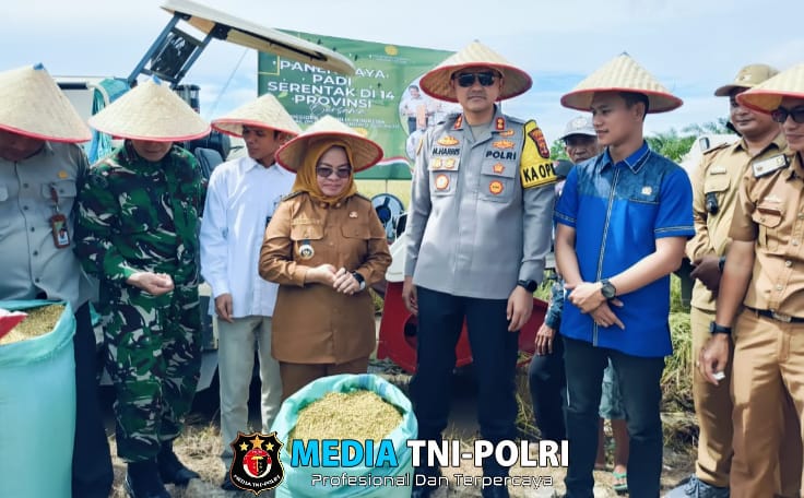 Kapolres Mesuji Hadiri Acara Panen Raya Padi Serentak di Desa Pangkal Mas Jaya