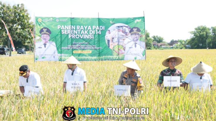 Kapolres Nganjuk Hadiri Panen Raya Padi Serentak, Tegaskan Komitmen Dukung Ketahanan Pangan