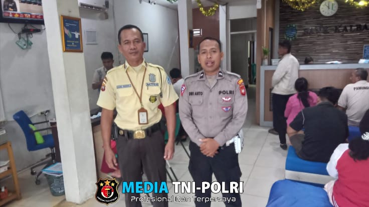 Polsek Mandor Gelar Patroli Dialogis, Tingkatkan Keamanan dan Komunikasi dengan Masyarakat