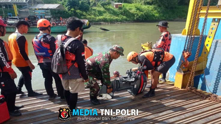 Setelah Dua Hari, Babinsa dan Tim Pencarian Gabungan Berhasil Menemukan Korban Hanyut di Sungai Brantas Blitar