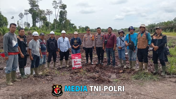 Dukung Ketahanan Pangan, Polsek Sebangki Bersama BPP Tanam Jagung