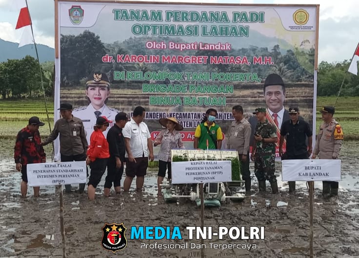 Kapolsek Sengah Temila Hadiri Penanaman Padi Perdana di Desa Andeng