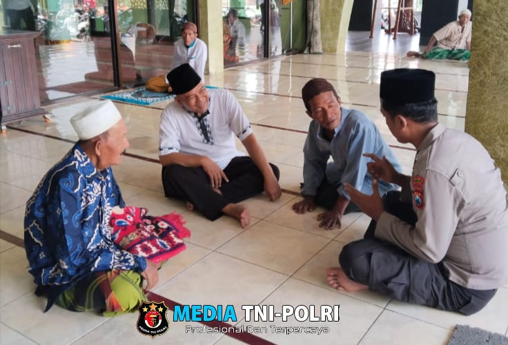 Giat Jumat Curhat Kapolsek Kalipare Bersama Tokoh Masyarakat di Desa Arjowilangun