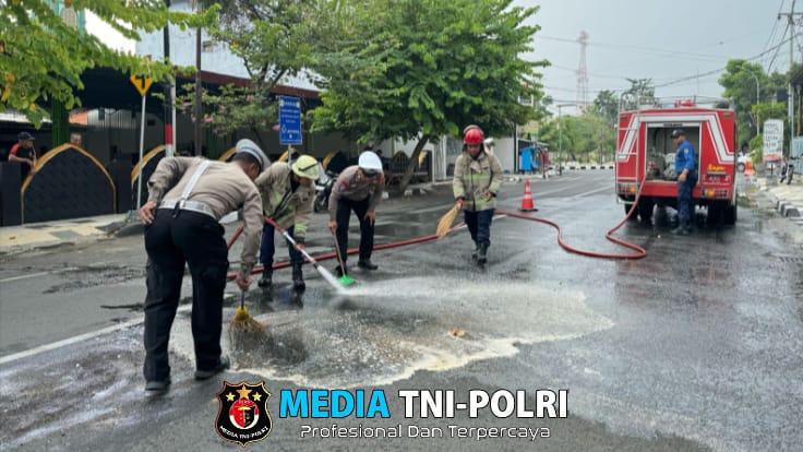 Sigap, Polisi bersama Damkar Bersihkan Tumpahan Solar di Jalan Raya Lamongan Antisipasi Kecelakaan