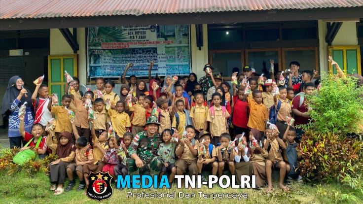 Ajarkan Kebersihan Sejak Dini, Satgas Yonif 131/BRS Ajak Anak SD Inpres PIR V Gotong Royong Bersihkan Lingkungan Sekolah
