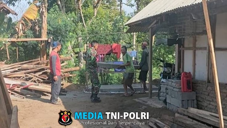 Sinergi TNI Bersama Rakyat, Babinsa Ampelgading Bantu Renovasi Rumah Warga