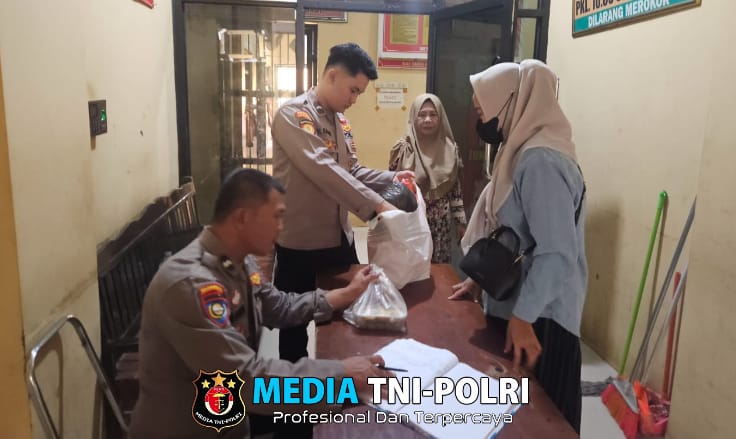 Polres Tulang Bawang Barat laksanakan Pengawasan dan Pelayananan, Pastikan Keamanan dan Kepuasan Pengunjung Pada Saat Jam Besuk Tahanan
