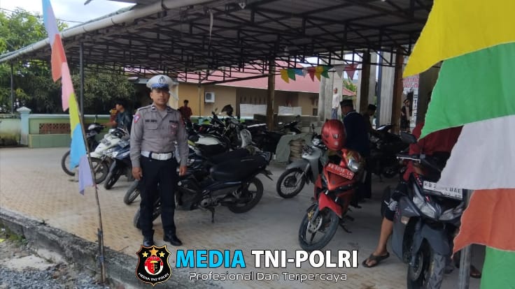 Polsek Mandor Amankan Sholat Jumat di Masjid Baitul Jama’iyah Desa Mandor