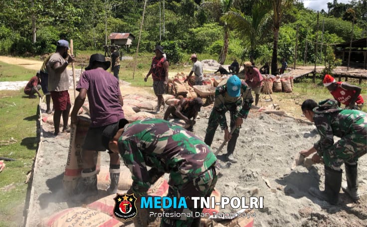 Gotong Royong Bersama Warga, Satgas Yonif 762/VYS Perbaiki Jalan Kampung Subin