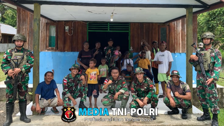 Satgas Yonif 131/BRS dan Warga Kampung Ampas Gotong Royong Bersihkan Halaman Gereja Demi Kenyamanan Beribadah