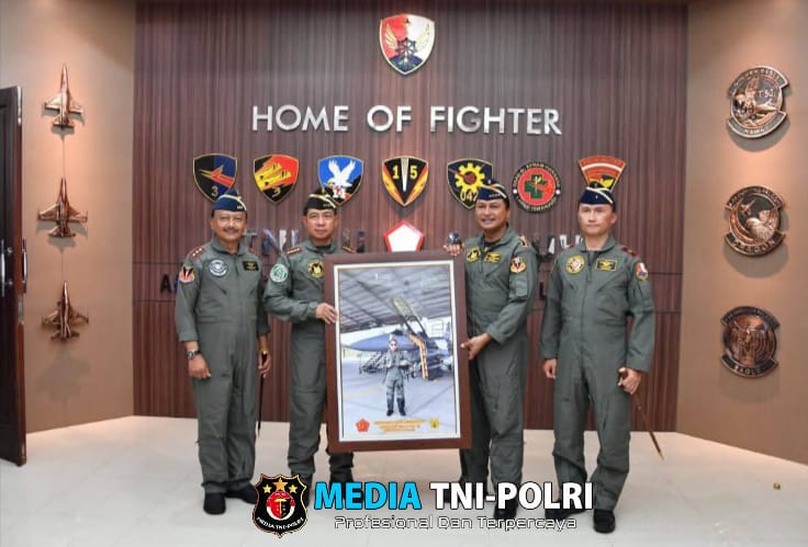 Panglima TNI dan Kasad Terima Wing Kehormatan Penerbang Kelas I TNI Angkatan Udara