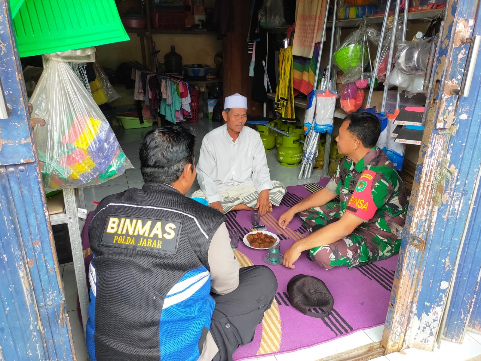 Sinergitas TNI Polri Polsek Cijeruk Polres Bogor Monitoring Sambang Tokoh Masyarakat Dialog Cegah Gangguan Kamtibmas