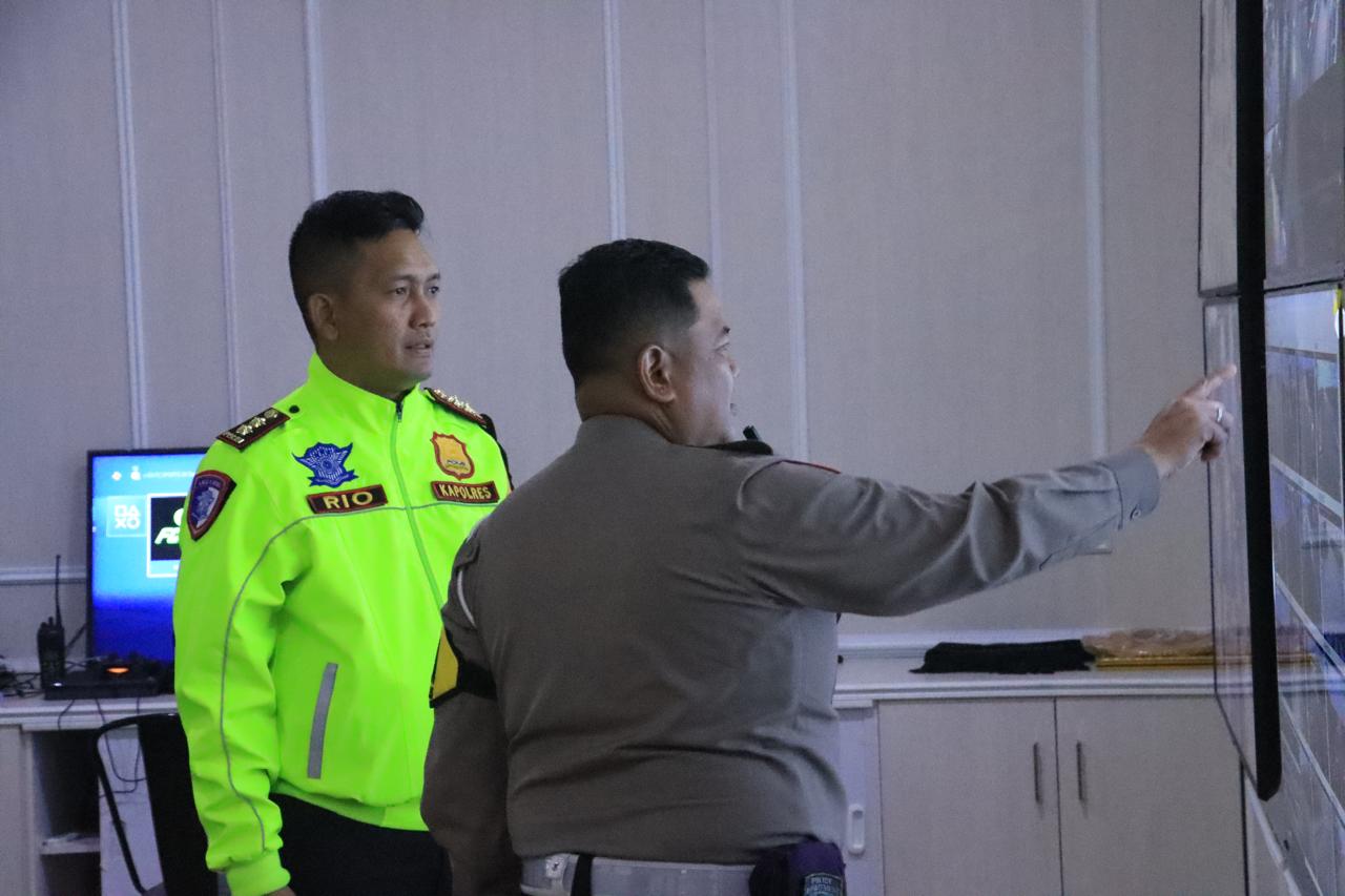 Antisipasi Lonjakan Kemacetan, Kapolres Bogor Tinjau Lalu Lintas Via CCTV Puncak Gadog