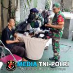 Laksanakan Bintahwil dengan Pelaku UMKM, Babinsa Jayengan Motivasi Pedagang Pakaian Keliling