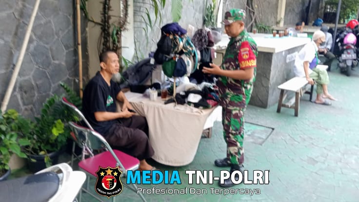 Laksanakan Bintahwil dengan Pelaku UMKM, Babinsa Jayengan Motivasi Pedagang Pakaian Keliling