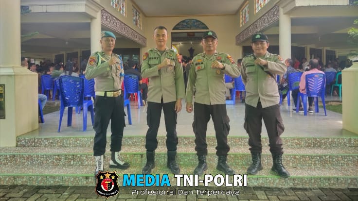 4 Anggota Polsek Menyuke Berikan Pengamanan Ibadah Misa Minggu Palma