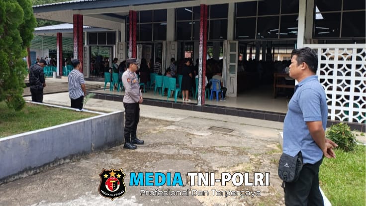 Polsek Menjalin Amankan Perayaan Misa Minggu Palma di Gereja St. Petrus dan Paulus Menjalin